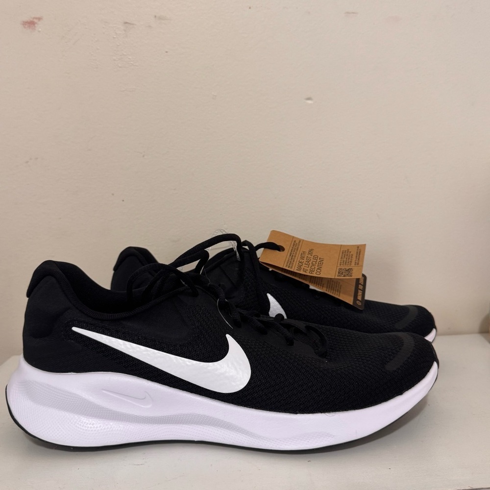 NWT Nike Men's Black and White Athletic Shoes